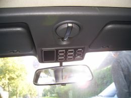 BMW E30 320i weiÃŸ Der groÃŸe Bordcomputer unter dem Spiegel