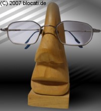 Ein Brillenstaender aus Holz - mit Mund und Nase