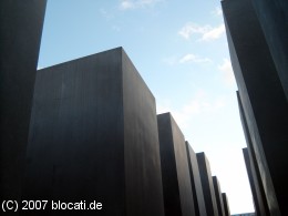 Vorschau: Monotonie zwischen den Stelen des Holocaust-Denkmals am Potsdamer Platz in Berlin